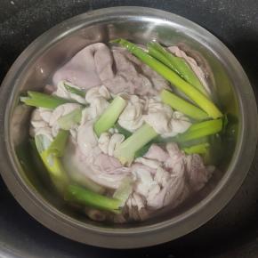 抓拌揉搓均匀腌制20分钟！（这一步能很好的清除掉异味儿！）