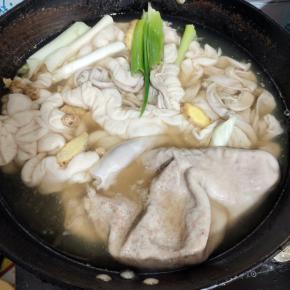 冷水下锅，放入适量的料酒，葱段，生姜！