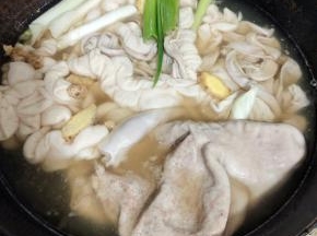 冷水下锅，放入适量的料酒，葱段，生姜！