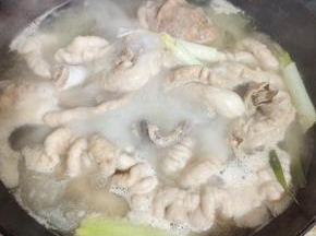 水开后，焯水两分钟，捞出！