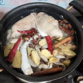 冷水下锅，放入八角，桂皮，香叶，花椒，干辣椒，葱段，生姜和少许盐！