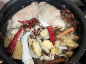 冷水下锅，放入八角，桂皮，香叶，花椒，干辣椒，葱段，生姜和少许盐！