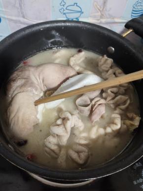 转小火煮至能用筷子扎透就可以了！