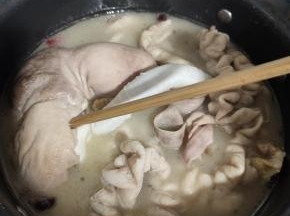 转小火煮至能用筷子扎透就可以了！