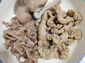 捞出晾凉，就可以把猪大肠拿来做火锅，红烧，猪肚炖汤，猪小肠红烧或者爆炒了！随你喜欢！