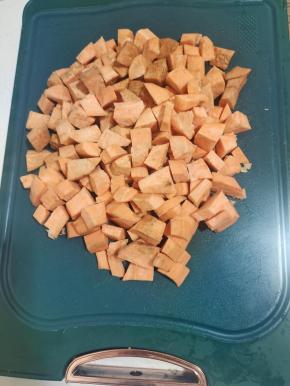 红薯去皮，洗净，切成小丁！