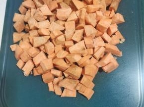 红薯去皮，洗净，切成小丁！