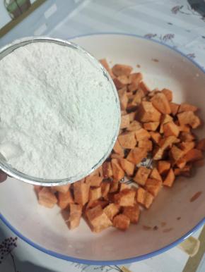 放入适量的面粉搅拌均匀！