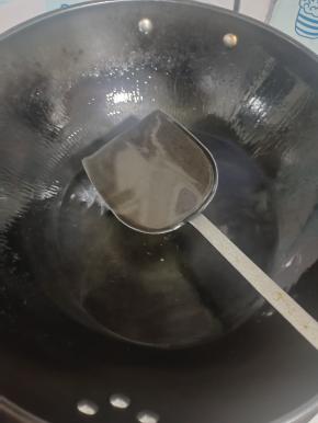 起锅烧油，把铲子擦干水分，放入油锅里，抹一层油！