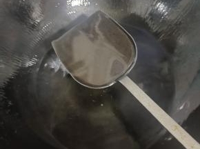 起锅烧油，把铲子擦干水分，放入油锅里，抹一层油！