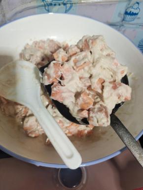 铺红薯块，按压薄！