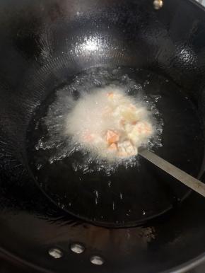 油温七成热下锅，炸定型！