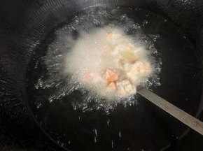 油温七成热下锅，炸定型！