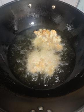 把红薯饼铲下来！小火慢慢的炸！