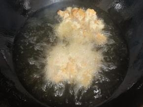 把红薯饼铲下来！小火慢慢的炸！
