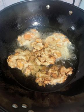 二次油温升高，复炸一遍，红薯饼更加黄亮！注意翻面，炸到两面金黄，控油捞出即可食用！