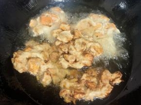 二次油温升高，复炸一遍，红薯饼更加黄亮！注意翻面，炸到两面金黄，控油捞出即可食用！