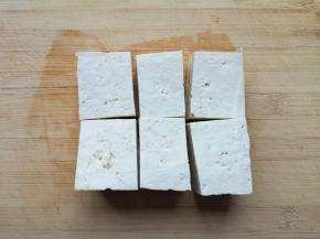 香豆腐切成稍厚一点的片。 