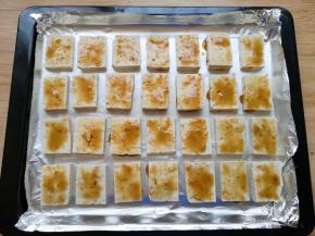 豆腐上面刷上一层大喜大原味烤肉酱。 