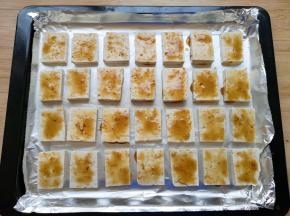 豆腐上面刷上一层大喜大原味烤肉酱。 
