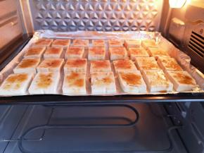 送入预热好的烤箱。 