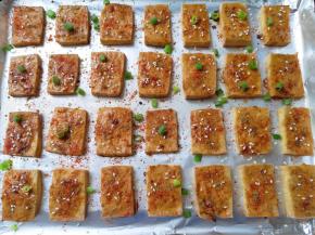 依次撒上辣椒粉、孜然粉、白芝麻和葱花。
