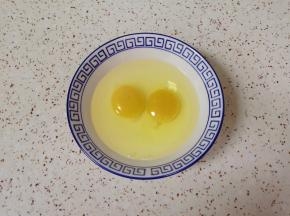 鸡蛋打散。 