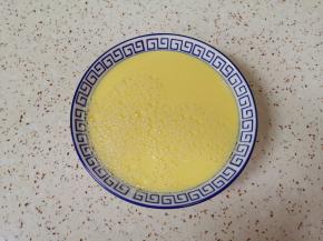 按照1:1的比例加入纯净水，搅打均匀。 