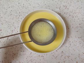 用网筛过滤一下，滤出蛋筋和泡沫。 