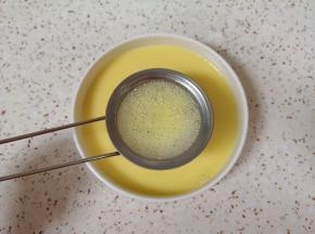 用网筛过滤一下，滤出蛋筋和泡沫。 