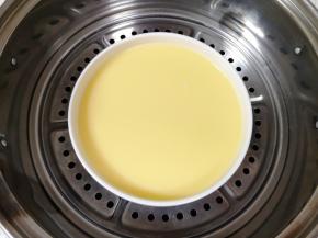 将碗放入蒸锅，扣上一个盘子，大火烧开以后蒸8分钟。 