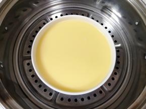 将碗放入蒸锅，扣上一个盘子，大火烧开以后蒸8分钟。 
