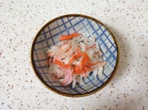 蟹棒顺着纹路撕开。 