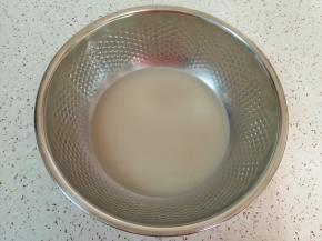 盆里倒入温水，加入糖、盐和发酵粉混合均匀。 