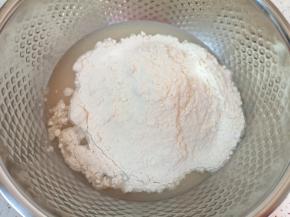 加入中筋面粉。 