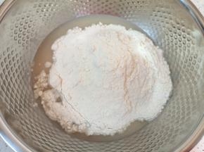 加入中筋面粉。 