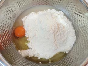 打入一个鸡蛋，加入玉米油。