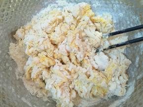 用筷子搅拌成絮状。 