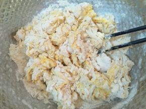 用筷子搅拌成絮状。 