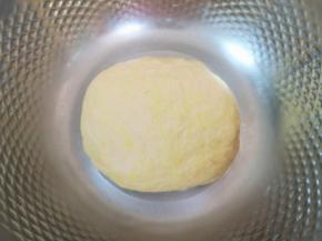 揉成面团，盖上保鲜膜发酵至两倍大。 