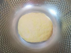 揉成面团，盖上保鲜膜发酵至两倍大。 