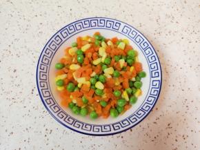 胡萝卜切成丁，和豌豆、玉米粒一起焯水，控干水分备用。