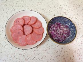 香肠香肠切成片，洋葱切成小丁备用。