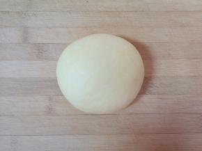 发酵好的面团揉光排气。