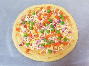 撒上胡萝卜、豌豆、玉米粒和洋葱。