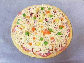 最后撒上一层厚厚的马苏里拉芝士，上面装饰一点蔬菜粒。 