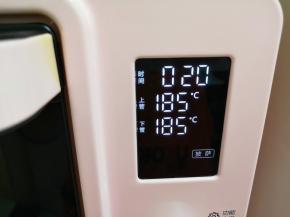 选择烤箱的“披萨”功能，上下管185度烤20分钟，上色满意后可加盖锡纸。 