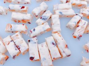 凉到温热用锋利的刀切块，彻底放凉后包上糖纸