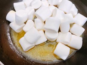 加入棉花糖，继续最小火翻炒至全部溶化