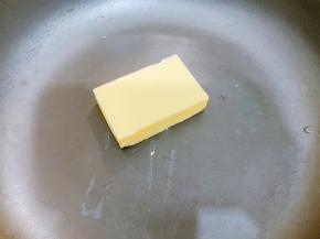 平底锅里放入黄油，最小火融化